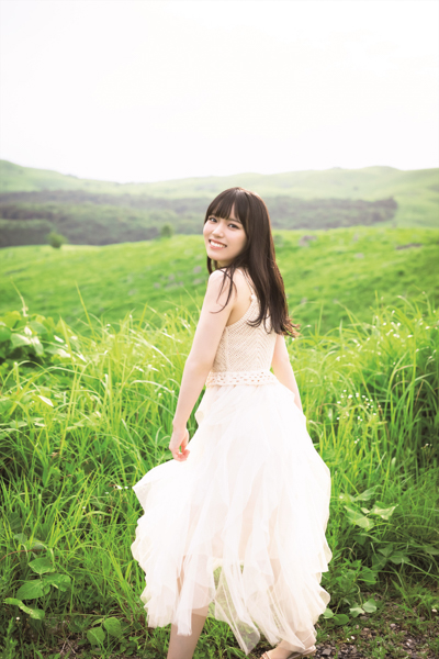 STU48・岩田陽菜、白バニーから真っ赤なドレスカットが解禁！写真集「選べないクレヨン」から先行カット第3弾公開