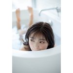工藤美桜、バスタブに浸かった濡れ肌透明ボディを披露