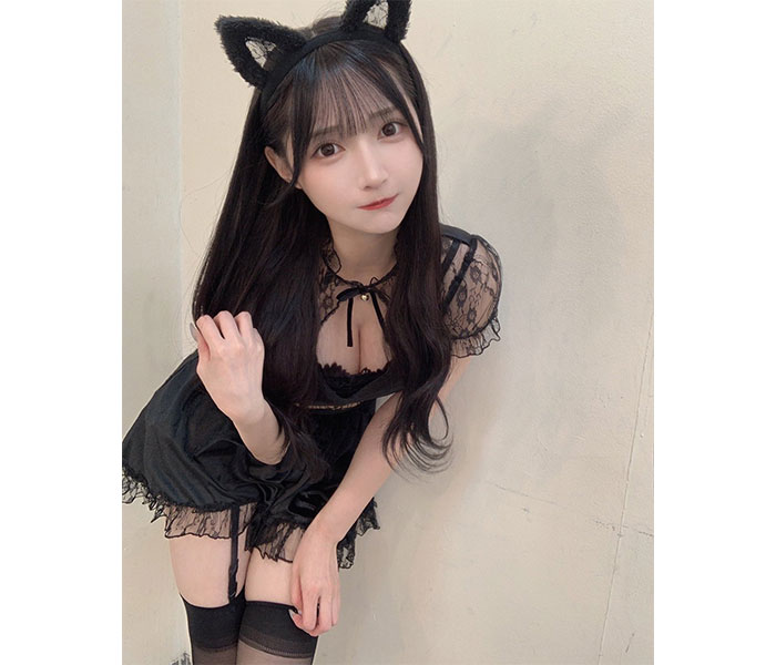 「特別だよ」三倉みく（Merry BAD TUNE.）、超ミニワンピから太もも美谷間見せのハロウィンコスプレにファン歓喜