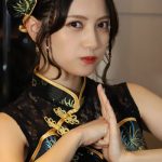 桃月なしこ、バーカウンターで美脚チラリの黒チャイナドレス姿披露