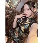 桃月なしこ、大人セクシーなチャイナドレスで太ももチラ見せ