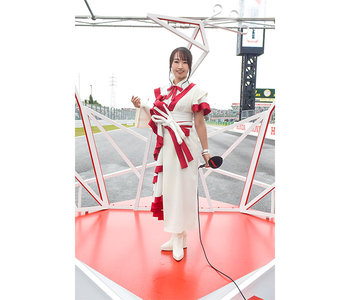 水樹奈々、「F1日本グランプリレース決勝」で国歌独唱！日の丸イメージのドレス姿も披露