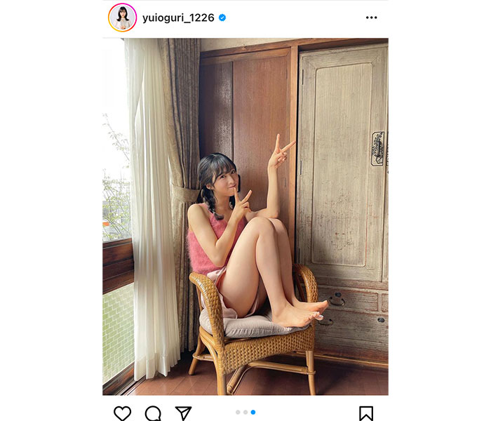 AKB48・小栗有以、隅っこで椅子に座った美脚見せショットにファンため息「はぁ、、かわいい」「三つ編み最高」