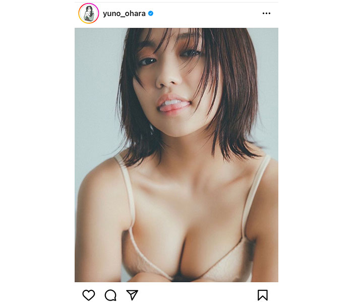 大原優乃、舌出しの誘惑ショットでくっきり美谷間全開！