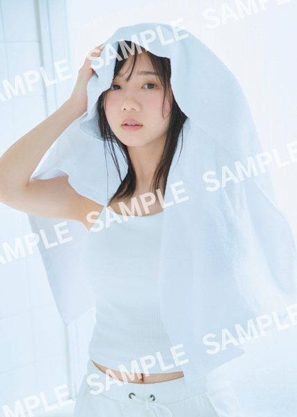 日向坂46・齊藤京子、メガネっ娘からサンタまで様々な表情で魅せる！『WHITE graph009』特典ポストカード画像が解禁