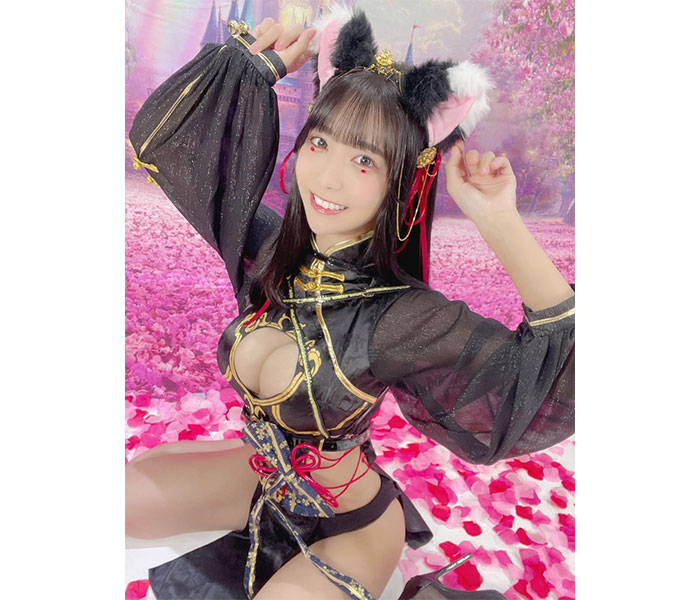 #2i2・天羽希純、セクシーすぎる招き猫ポースで美乳見せ「イイネ押したらいい事起こさせます！」