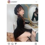 竹内星菜、黒ミニワンピースからヘルシーな太ももチラリ