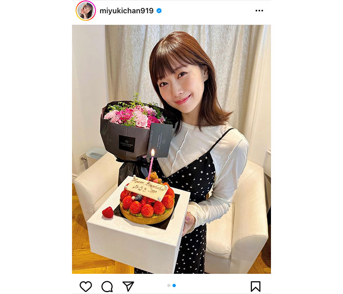 渡辺美優紀、バースデーケーキを手に持ちにっこり