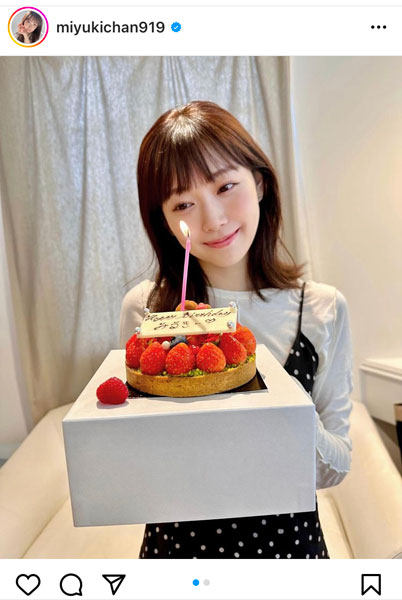渡辺美優紀、バースデーケーキを手に持ちにっこり