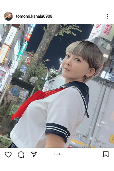 華原朋美、限界ギリギリなミニスカセーラー服にルーズソックスで絶対領域披露！