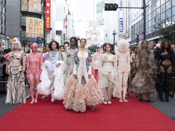 のん、「無敵な衣装」で3年ぶりの渋谷路上ランウェイショーでウォーキング＜渋谷ファッションウイーク＞