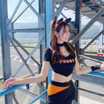 レースクイーン・東海林里咲、猫耳へそ出しコスチュームで太ももチラリ！