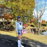 レースクイーン・藤澤響花、ボディラインくっきりなミニスカウェア姿で美脚披露！