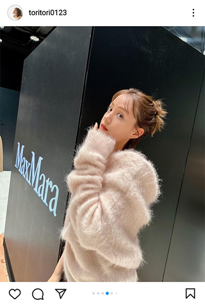 トリンドル玲奈、大胆な肩だし衣装とキュートな舌出しショットでファン悶絶！