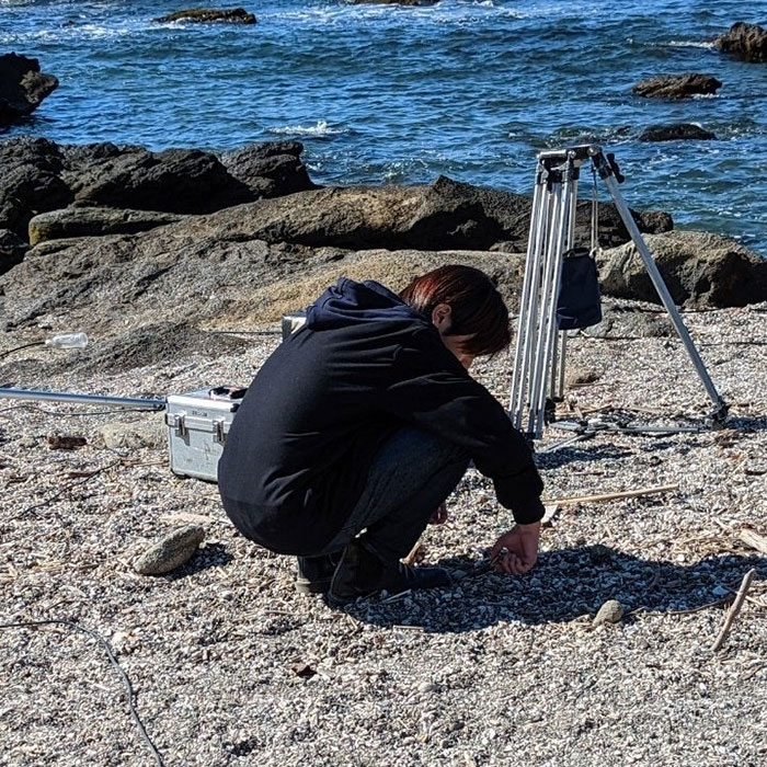 ドラマ『親愛なる僕へ殺意をこめて』山田涼介、浜辺で貝殻を探している姿を公開