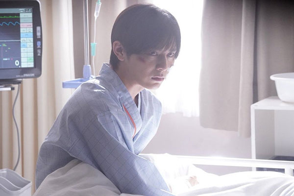 ドラマ『親愛なる僕へ殺意をこめて』山田涼介、病院で目を覚ましたB一のシーンカットを公開