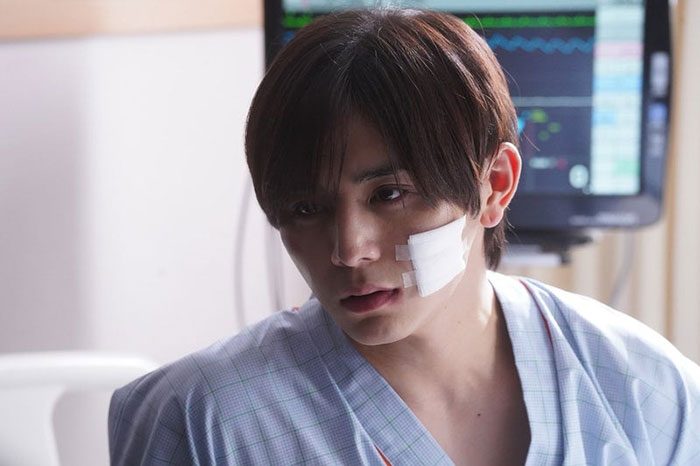 ドラマ『親愛なる僕へ殺意をこめて』山田涼介、病院で目を覚ましたB一のシーンカットを公開