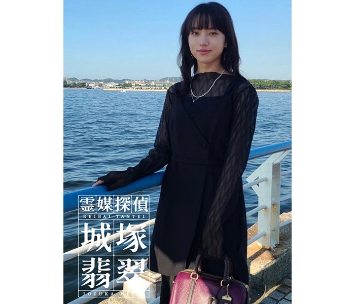 ドラマ『霊媒探偵・城塚翡翠』清原果耶、ギャルピースをした可愛すぎるお茶目オフショットを公開