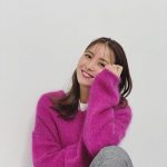 石川恋、ヴィヴィットカラーニットに身を包んだオフショットを公開