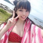 STU48・岩田陽菜、赤いドット柄ビキニで際立つ透明肌を自撮りでお届け！