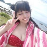 STU48・岩田陽菜、赤いドット柄ビキニで際立つ透明肌を自撮りでお届け！