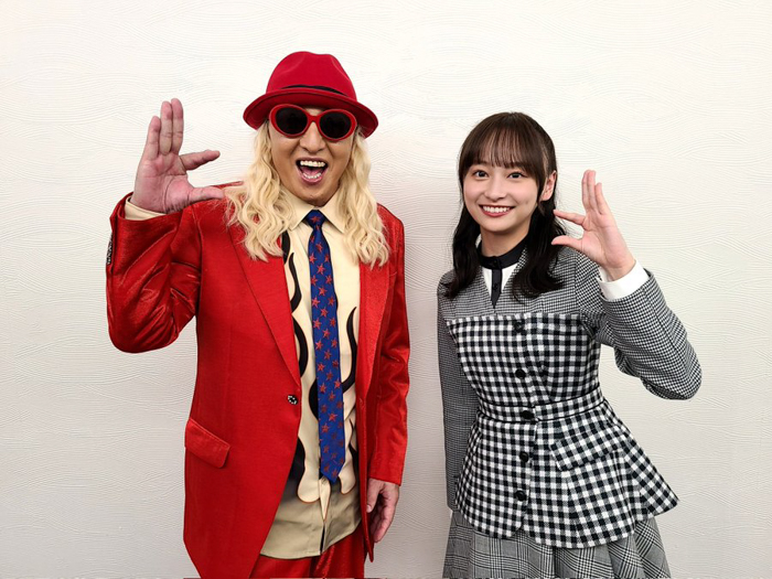 DJ KOO、日向坂46・影山優佳と『ヒ』ポーズで2ショット！「最高のおひさまDO DANCE‼︎」