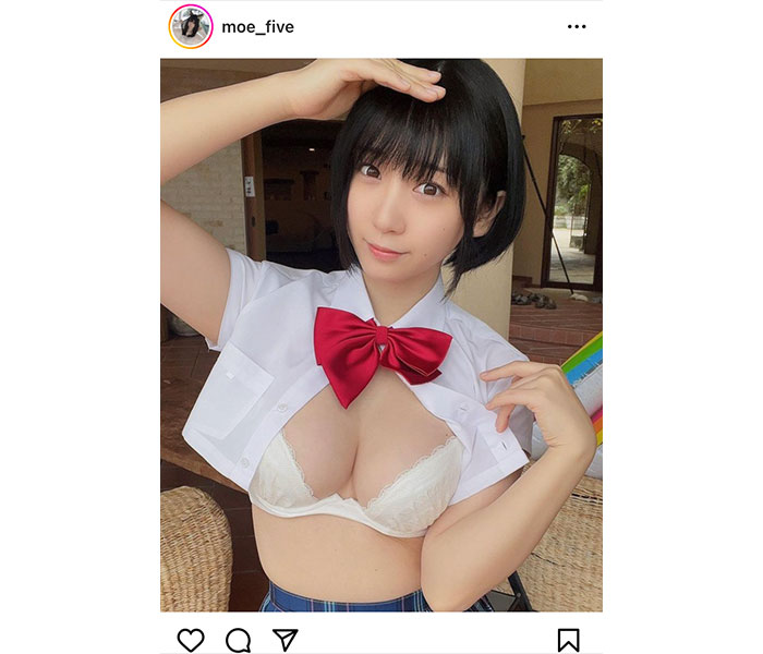 伊織もえ、下着越しのふんわりバストがたまらない制服セクシーショット公開