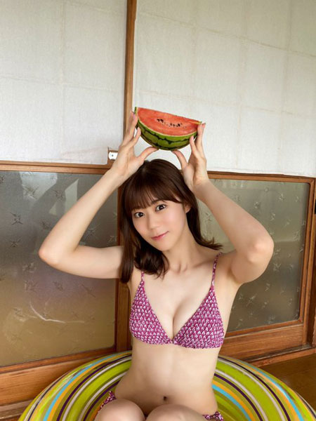 衛星とカラテア・久木田菜々夏、スイカをパクリと食べる水着オフショットが可愛すぎる！