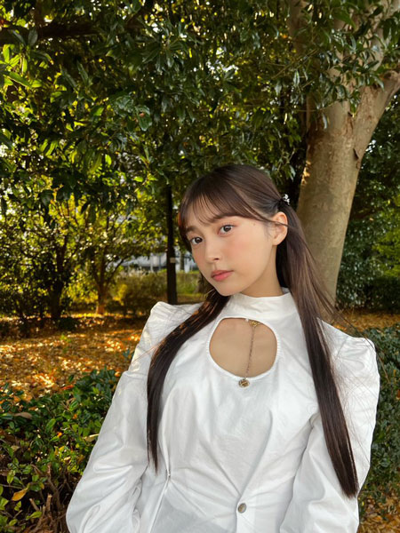 小山璃奈、ショーパンコーデで美脚披露