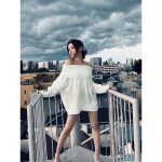 桃月なしこ、オフショルニットから大胆美脚見せショットで釘付け！