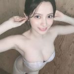 桃月なしこ、オフショルニットから大胆美脚見せショットで釘付け！