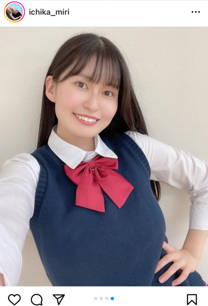 未梨一花、2次元風の制服ポートレートで美脚をスラリと披露！