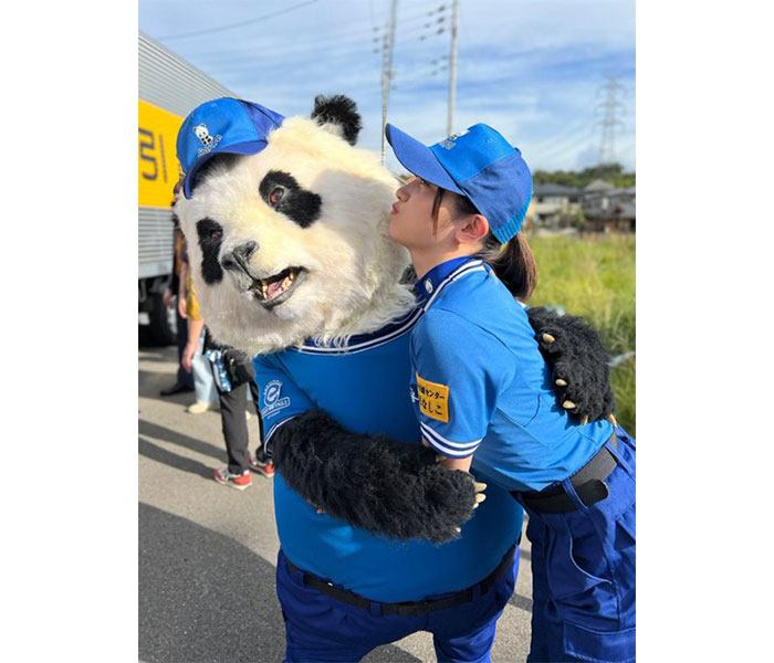 桃月なしこ、まごころパンダくんにキスを迫る2ショット公開！「羨ましい」「最高じゃないかぁぁぁ」の声も