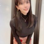 仲原ちえ、ボディラインあらわのコーデをまくって下着を大胆見せつけ！