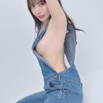 コスプレイヤー・紗愛、まさに絶景なオーバーオール越しの横乳ラインでファンを釘付け！