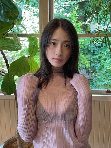 澄田綾乃「どうかな？」、ニットまくってまんまるバスト大胆あらわに！「たまらなく最高です」