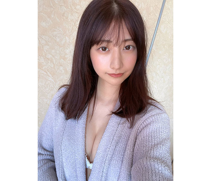 鈴木優香、ガウンから美谷間チラリな自撮りオフショット公開