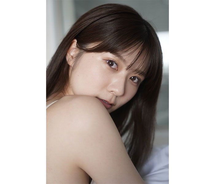 AKB48・清水麻璃亜、「週プレ」初ソログラビアで魅せる透明肌で釘付け！