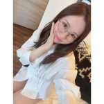SKE48・佐藤佳穂、太ももが気になるメガネ×白シャツコーデにどぎまぎ！