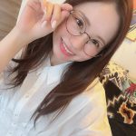 SKE48・佐藤佳穂、太ももが気になるメガネ×白シャツコーデにどぎまぎ！