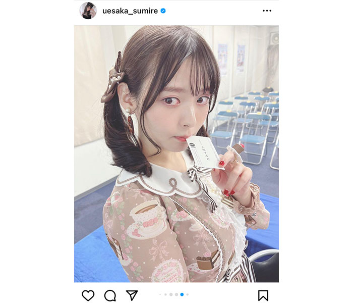 上坂すみれ、ロリータ衣装で名刺をハムっとくわえた写真を公開