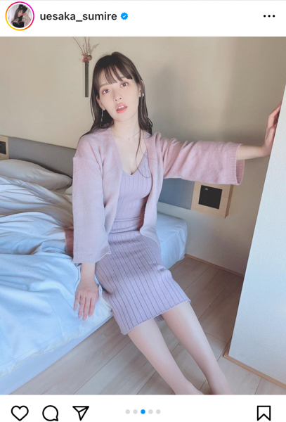 上坂すみれ、着崩しニットでセクシーな素肌を披露