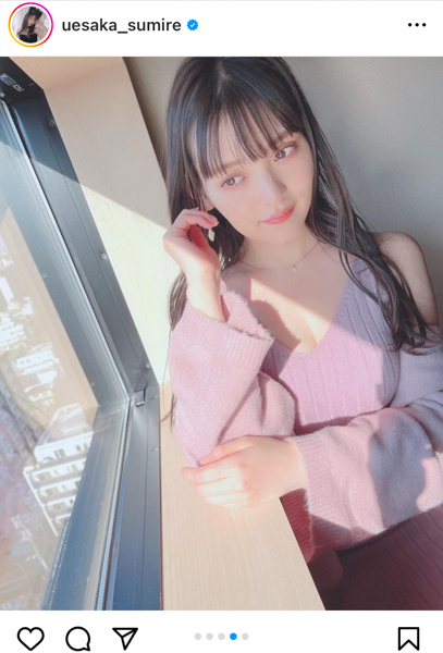 上坂すみれ、着崩しニットでセクシーな素肌を披露