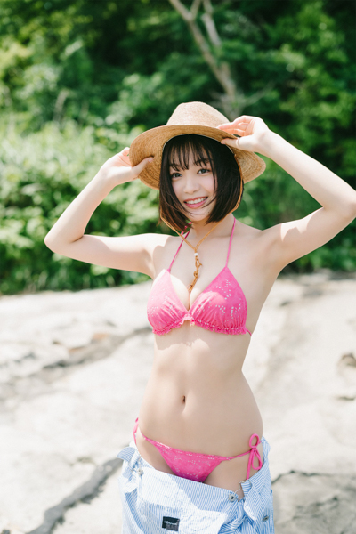 吉澤遥奈、海辺の旅館で魅せるランジェリー姿で届ける癒しの笑顔