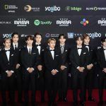 INI、クールな黒のタキシードでレッドカーペットに登場！「SPECTRA」のMAMA特別バージョンを披露＜2022 MAMA AWARDS＞