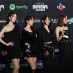 KARA、セクシーな黒衣装でレッドカーペットに登場！＜2022 MAMA AWARDS＞