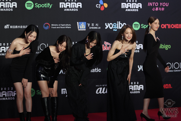 KARA、セクシーな黒衣装でレッドカーペットに登場！＜2022 MAMA AWARDS＞