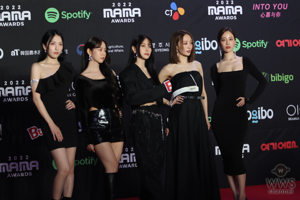 KARA、セクシーな黒衣装でレッドカーペットに登場！＜2022 MAMA AWARDS＞