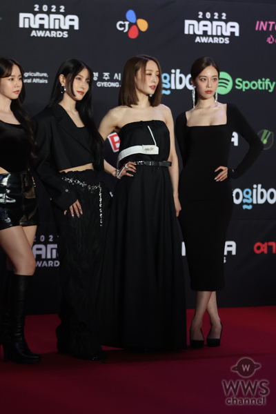 KARA、セクシーな黒衣装でレッドカーペットに登場！＜2022 MAMA AWARDS＞