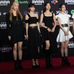 LE SSERAFIM、美脚あらわなミニ丈衣装でレッドカーペットに登場！＜2022 MAMA AWARDS＞